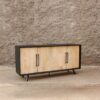 buffet fabricado con madera maciza. Tiene 3 puertas de color natural y borde color negro