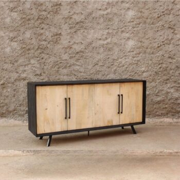 buffet fabricado con madera maciza. Tiene 3 puertas de color natural y borde color negro