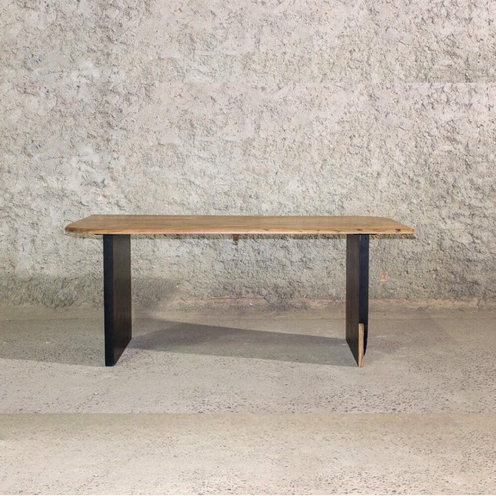 mesa de comedor rectangular con detalles en las puntas. Fabricada con madera maciza, cubierta de color natural y patas color negro