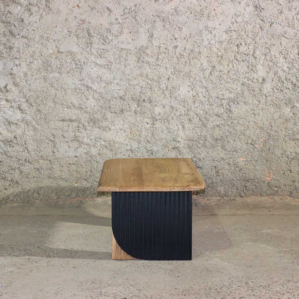 mesa de centro rectangular de madera maciza con cubierta color natural y patas color negro. Buena opción para living