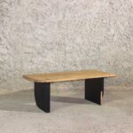 mesa de centro rectangular de madera maciza con cubierta color natural y patas color negro. Buena opción para living