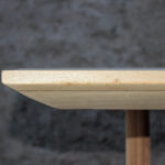 detalle de mesa de comedor rectangular moderna de madera maciza