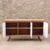 Buffet de madera maciza con detalle de piedra laminada en las 3 puertas. Mueble para living o comedor