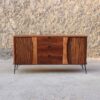 mueble buffet de madera maciza con puertas y cajones. Mueble para living o para comedor