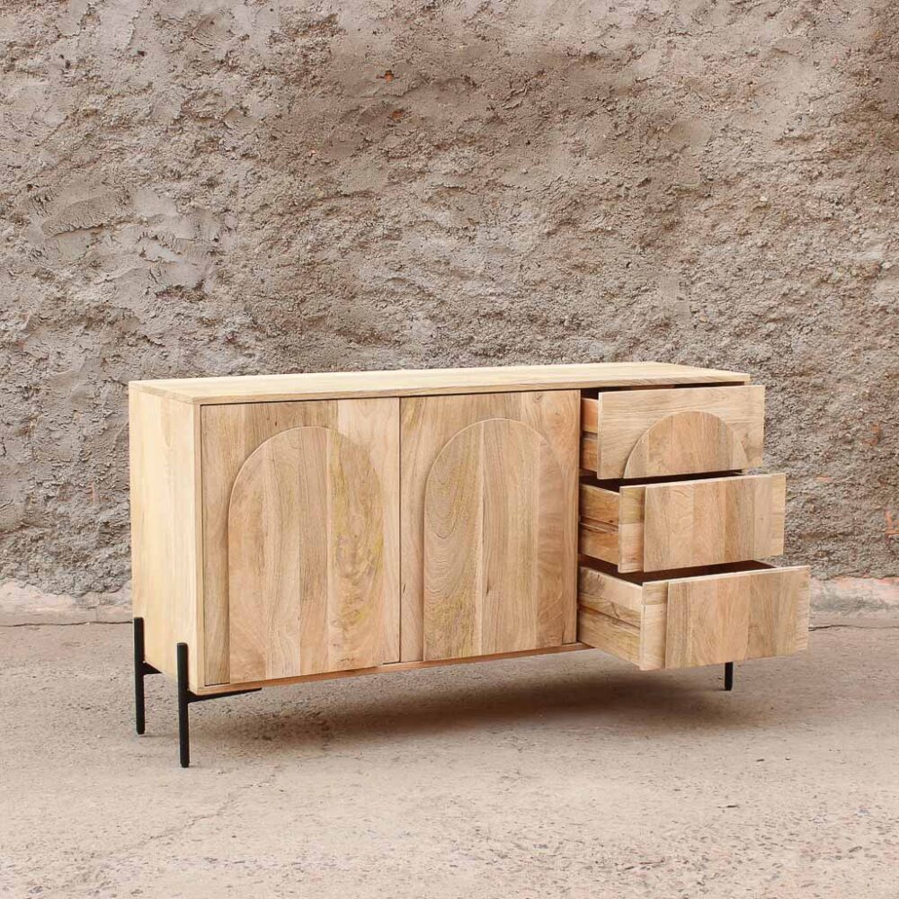 mueble buffet de madera maciza color claro. Mueble para living o para comedor con puerta y cajones