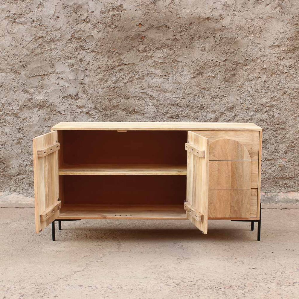 mueble buffet de madera maciza color claro. Mueble para living o para comedor con puerta y cajones