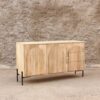 mueble buffet de madera maciza color claro. Mueble para living o para comedor con puerta y cajones