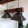 lámpara de hierro y viga de madera con dos luces. Lámpara para quincho, terraza, living o comedor