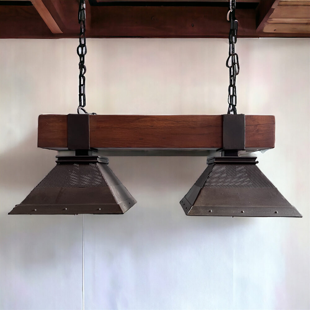 lámpara de hierro y viga de madera con dos luces. Lámpara para quincho, terraza, living o comedor