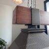 detalle de lámpara de hierro y viga de madera con dos luces. Lámpara para quincho, terraza, living o comedor