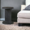Mesa lateral de madera con color negro, sirve como mesa auxiliar