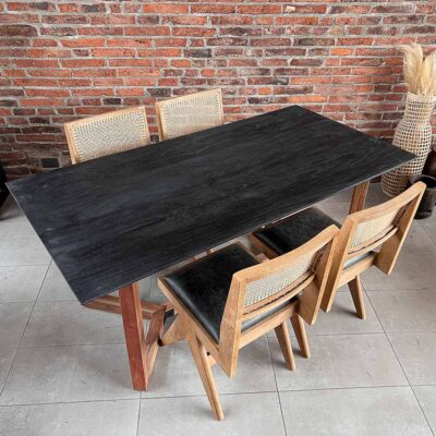 Comedor de madera de mango fabricado a mano con cubierta negra y 6 sillas de madera con asiento de cuero y respaldo tejido en rattan